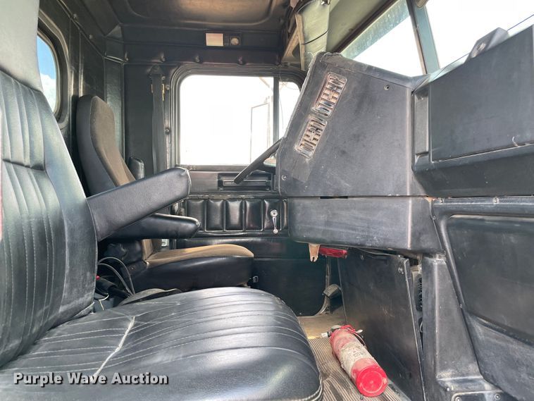 image for item MJ9151 2000 Freightliner FLD120  semi truck