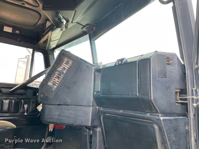 image for item MJ9151 2000 Freightliner FLD120  semi truck