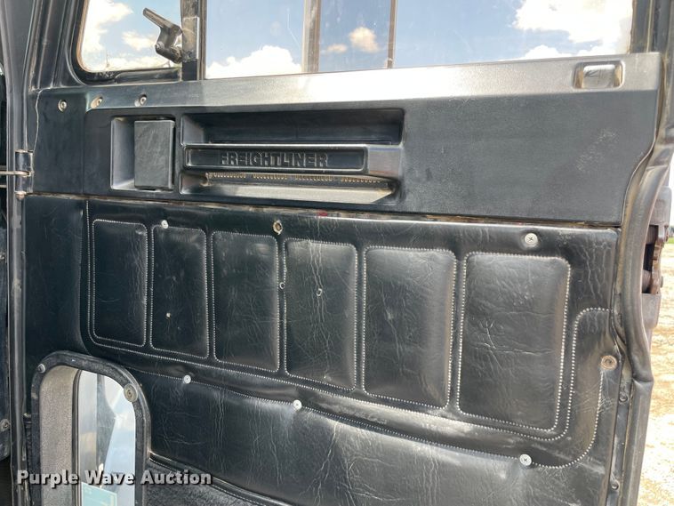 image for item MJ9151 2000 Freightliner FLD120  semi truck