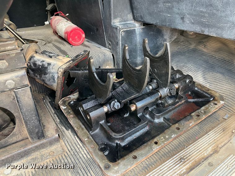 image for item MJ9151 2000 Freightliner FLD120  semi truck