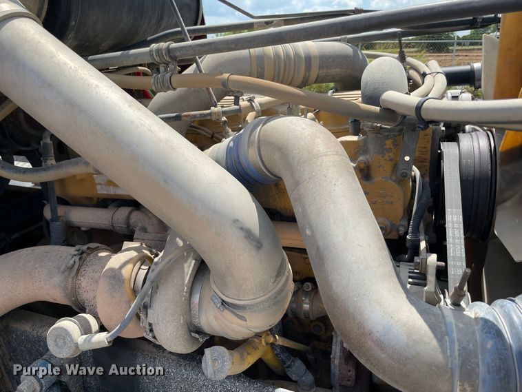 image for item MJ9151 2000 Freightliner FLD120  semi truck