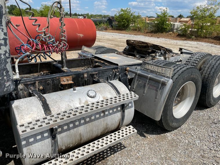 image for item MJ9151 2000 Freightliner FLD120  semi truck