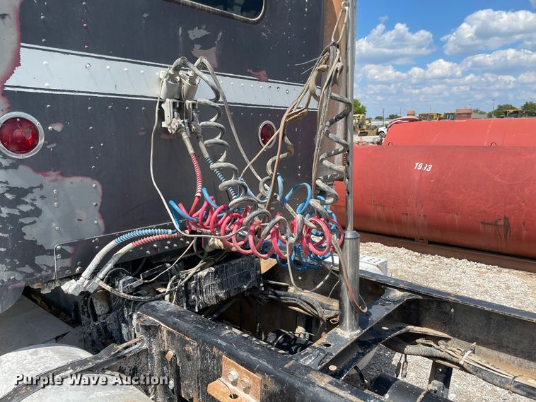 image for item MJ9151 2000 Freightliner FLD120  semi truck