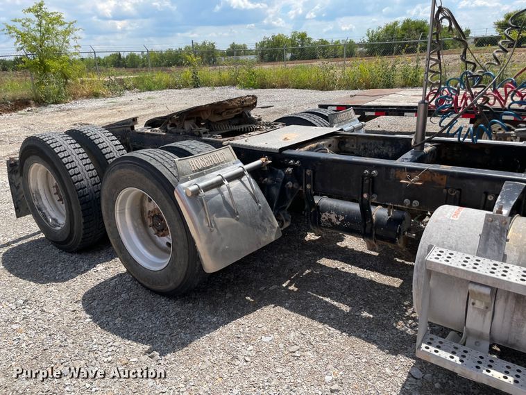 image for item MJ9151 2000 Freightliner FLD120  semi truck