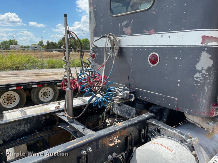 image for item MJ9151 2000 Freightliner FLD120  semi truck