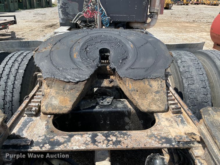 image for item MJ9151 2000 Freightliner FLD120  semi truck