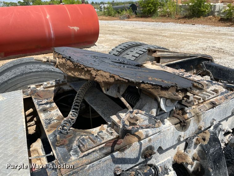 image for item MJ9151 2000 Freightliner FLD120  semi truck