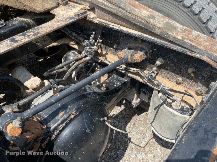 image for item MJ9151 2000 Freightliner FLD120  semi truck