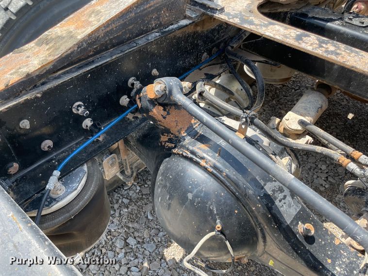 image for item MJ9151 2000 Freightliner FLD120  semi truck