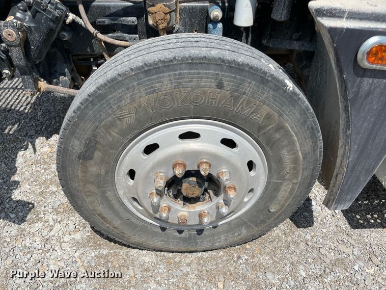 image for item MJ9151 2000 Freightliner FLD120  semi truck