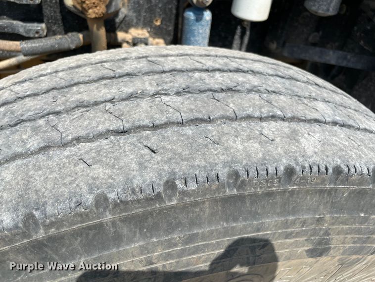 image for item MJ9151 2000 Freightliner FLD120  semi truck