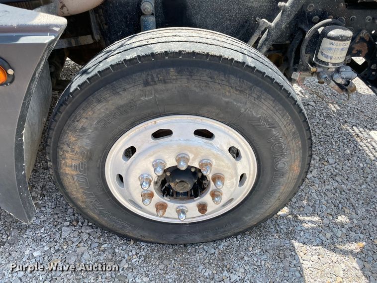 image for item MJ9151 2000 Freightliner FLD120  semi truck