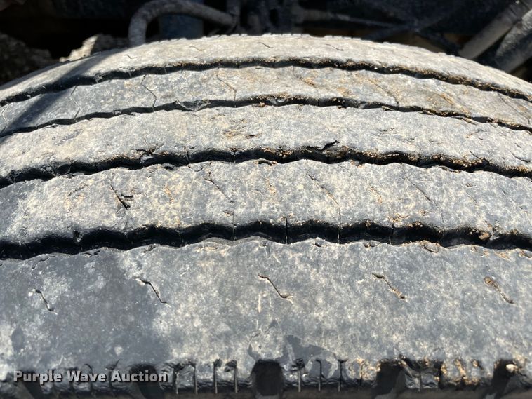 image for item MJ9151 2000 Freightliner FLD120  semi truck