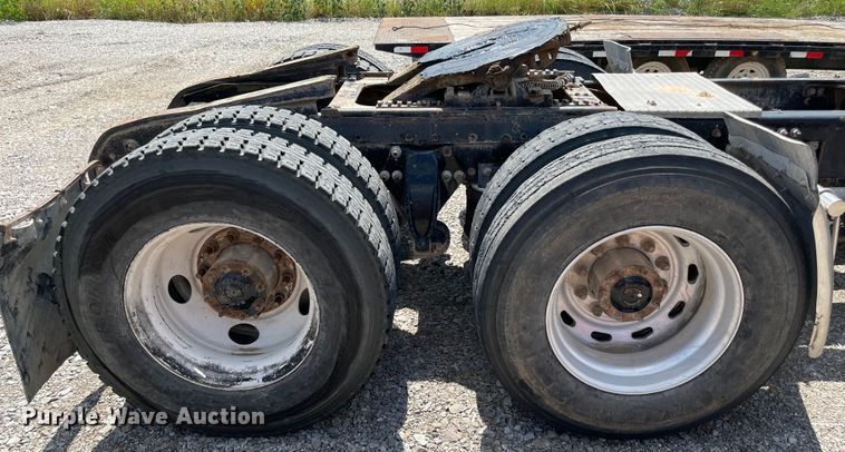 image for item MJ9151 2000 Freightliner FLD120  semi truck