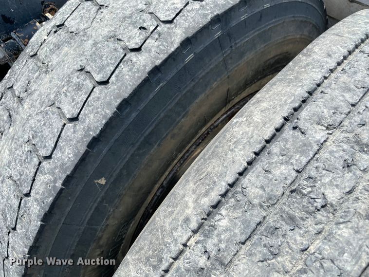 image for item MJ9151 2000 Freightliner FLD120  semi truck