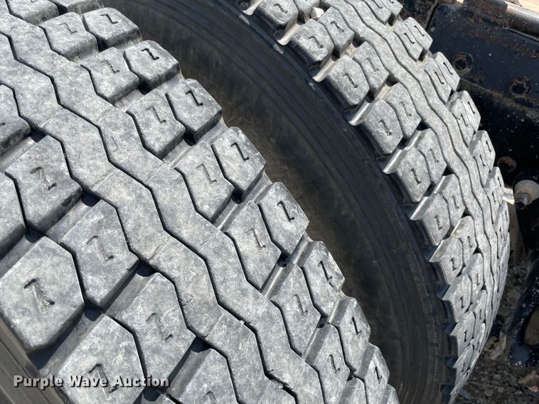 image for item MJ9151 2000 Freightliner FLD120  semi truck