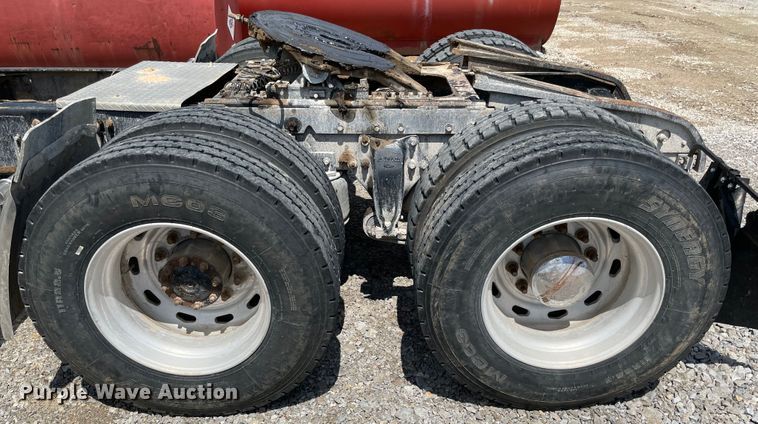 image for item MJ9151 2000 Freightliner FLD120  semi truck