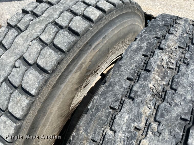 image for item MJ9151 2000 Freightliner FLD120  semi truck