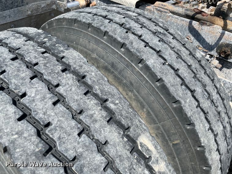 image for item MJ9151 2000 Freightliner FLD120  semi truck