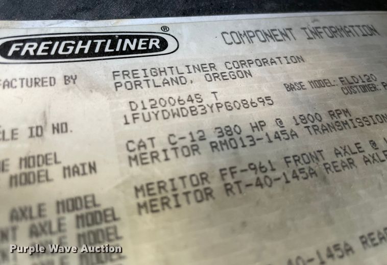 image for item MJ9151 2000 Freightliner FLD120  semi truck