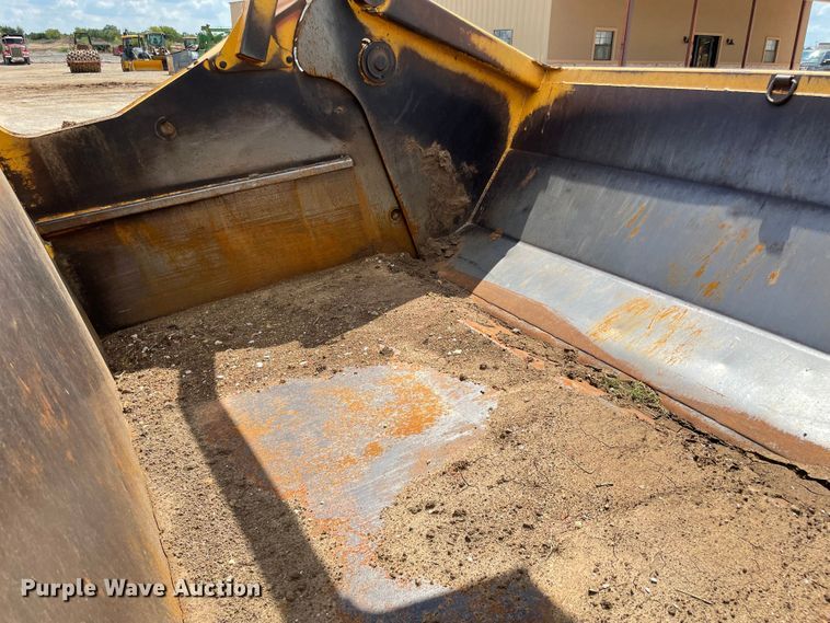 image for item MJ9153 2004 John Deere 1810E  scraper