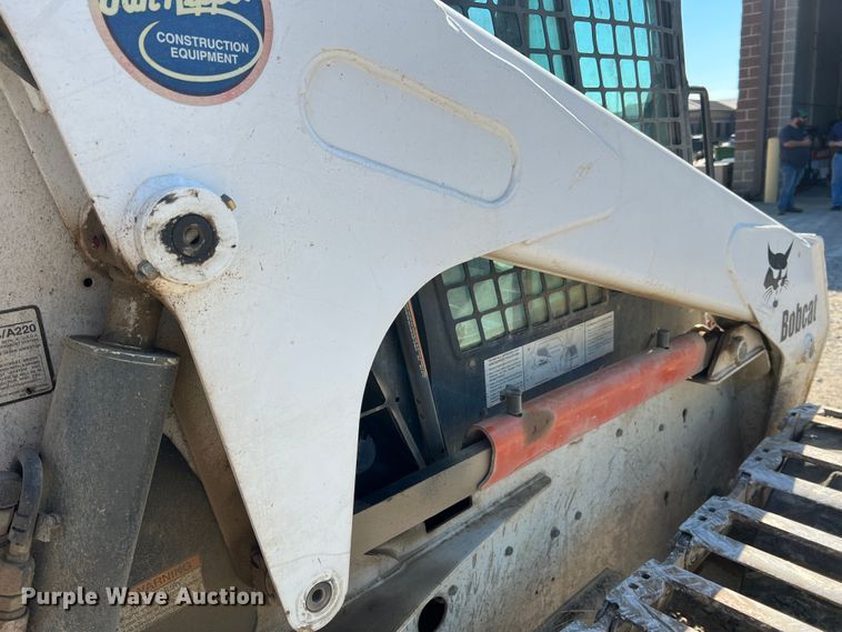 image for item MR9798 2002 Bobcat S250  skid steer loader