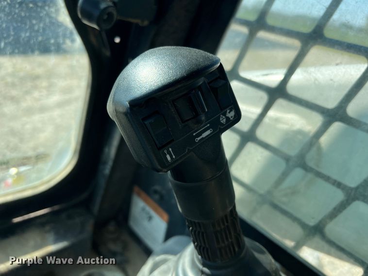 image for item MR9798 2002 Bobcat S250  skid steer loader