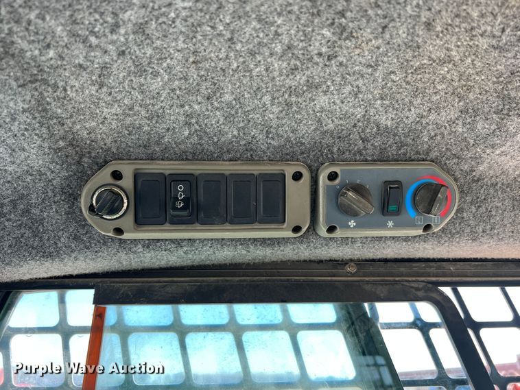 image for item MR9798 2002 Bobcat S250  skid steer loader