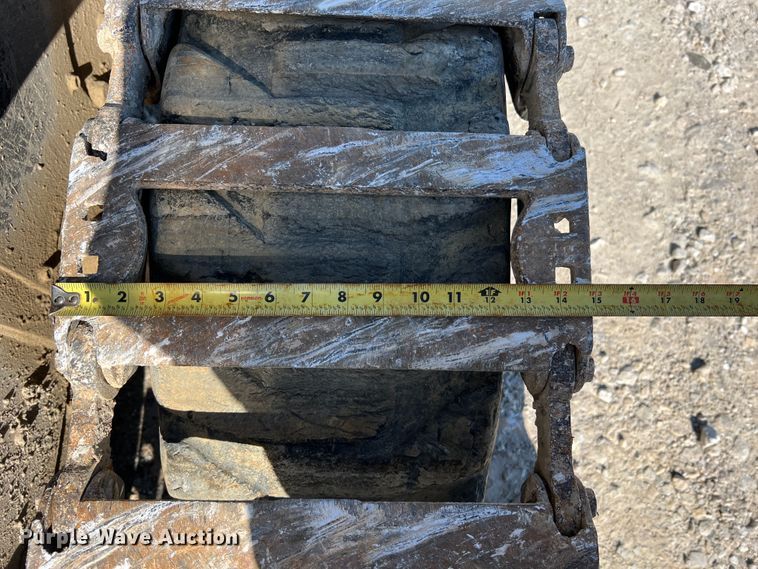 image for item MR9798 2002 Bobcat S250  skid steer loader