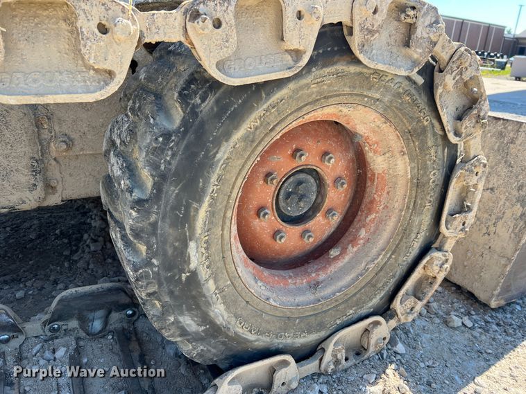 image for item MR9798 2002 Bobcat S250  skid steer loader