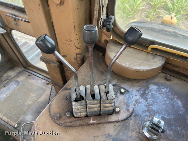 image for item MU9085 1977 Caterpillar D9H  crawler tractor