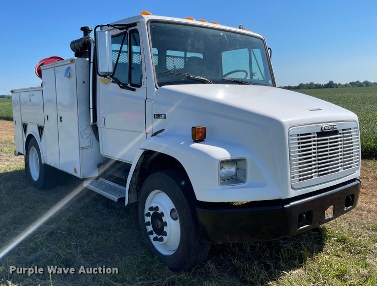 image for item MU9091 2002 Freightliner FL70  utility / service truck