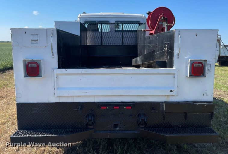 image for item MU9091 2002 Freightliner FL70  utility / service truck