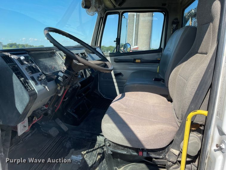 image for item MU9091 2002 Freightliner FL70  utility / service truck