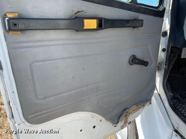 image for item MU9091 2002 Freightliner FL70  utility / service truck