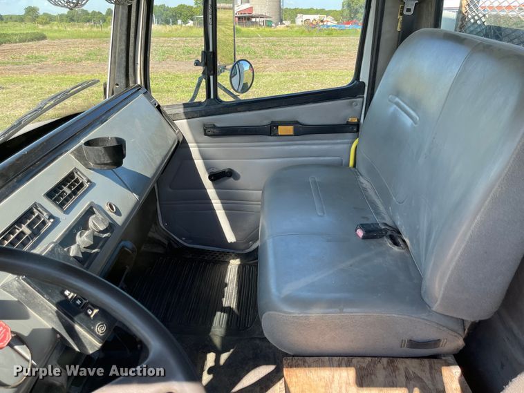 image for item MU9091 2002 Freightliner FL70  utility / service truck