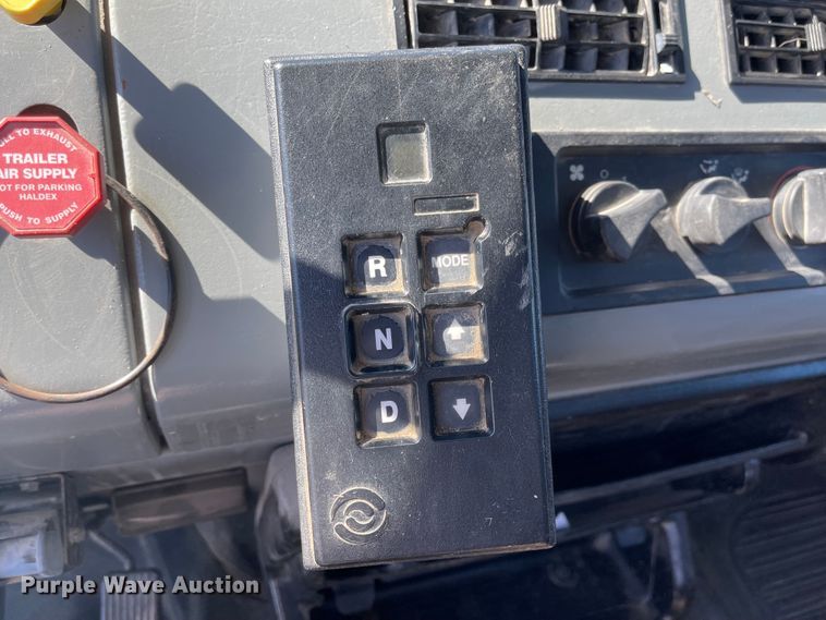 image for item MU9091 2002 Freightliner FL70  utility / service truck