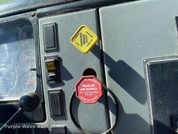 image for item MU9091 2002 Freightliner FL70  utility / service truck