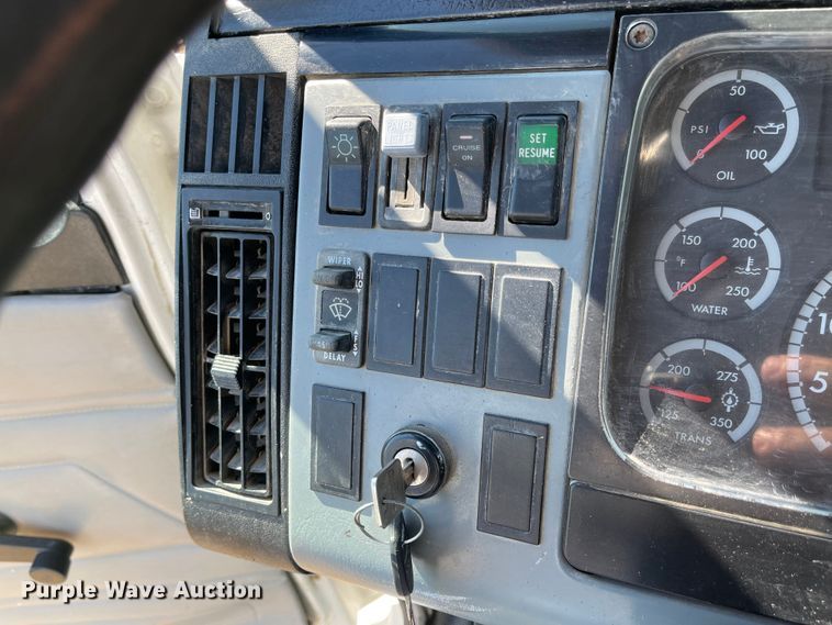 image for item MU9091 2002 Freightliner FL70  utility / service truck