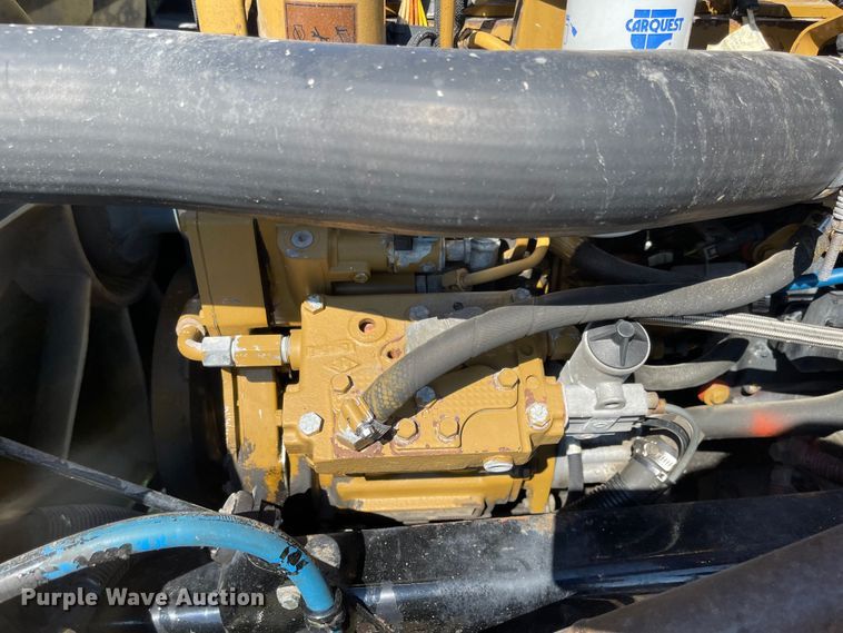 image for item MU9091 2002 Freightliner FL70  utility / service truck