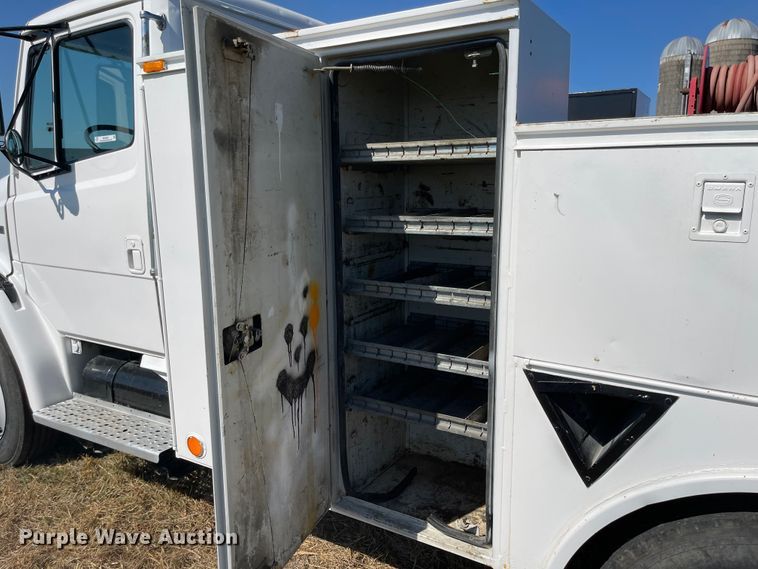 image for item MU9091 2002 Freightliner FL70  utility / service truck