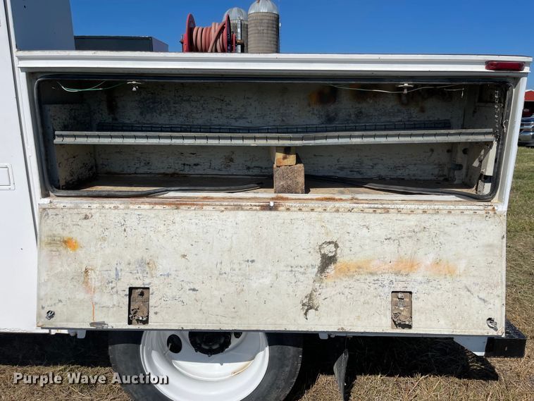 image for item MU9091 2002 Freightliner FL70  utility / service truck