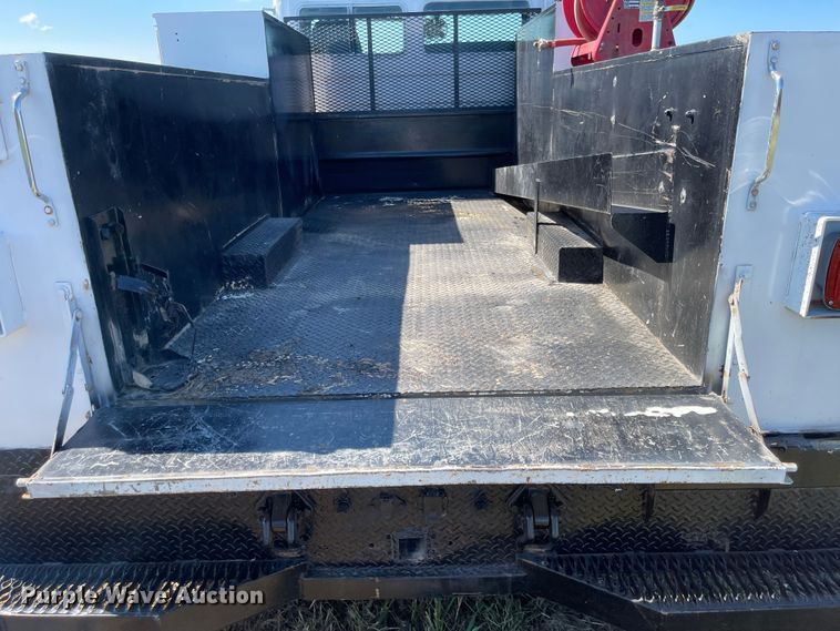 image for item MU9091 2002 Freightliner FL70  utility / service truck