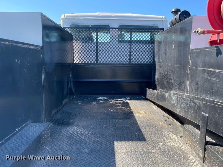 image for item MU9091 2002 Freightliner FL70  utility / service truck