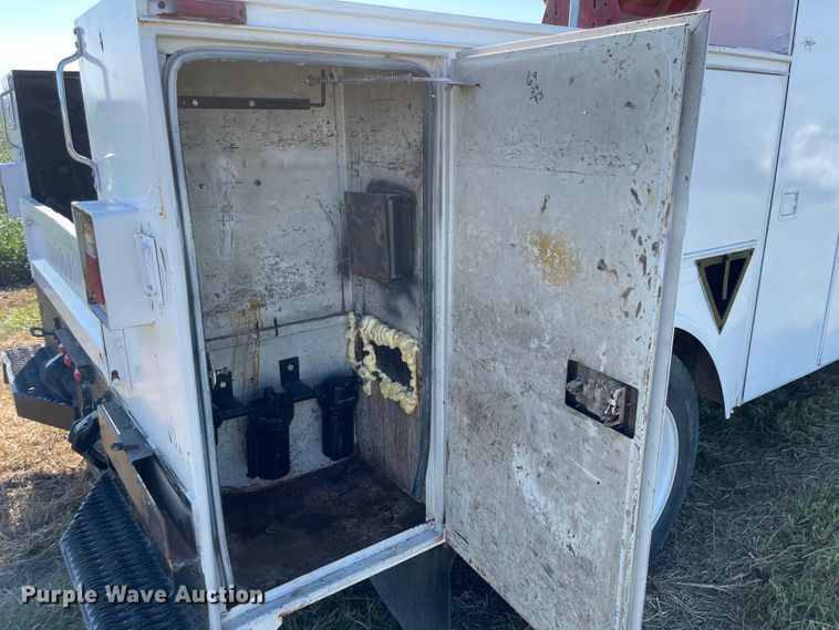 image for item MU9091 2002 Freightliner FL70  utility / service truck