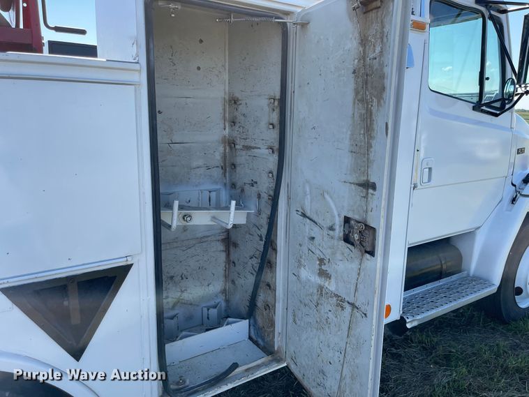 image for item MU9091 2002 Freightliner FL70  utility / service truck