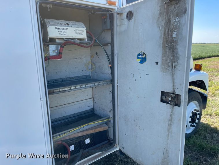 image for item MU9091 2002 Freightliner FL70  utility / service truck