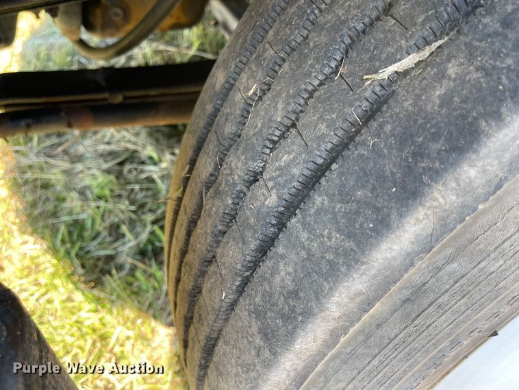 image for item MU9091 2002 Freightliner FL70  utility / service truck