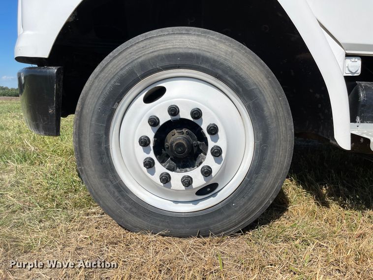 image for item MU9091 2002 Freightliner FL70  utility / service truck