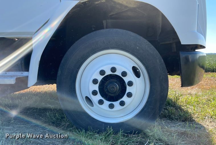 image for item MU9091 2002 Freightliner FL70  utility / service truck